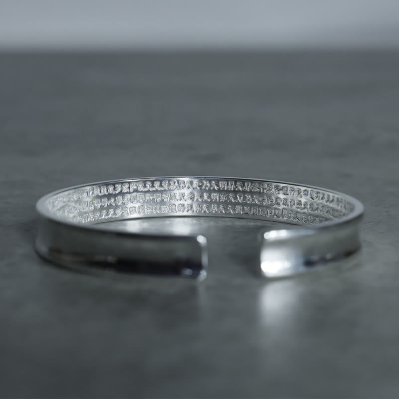 Armband Tibet Mantra Weiß Kupfer Gravur Nahaufnahme Detail