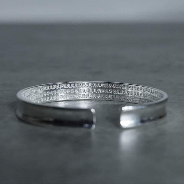Armband Tibet Mantra Weiß Kupfer Gravur Nahaufnahme Detail