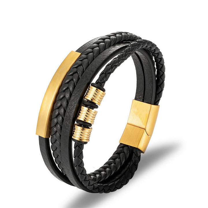 Schwarzes Lederarmband mit goldenem Magnetverschluss elegant präsentiert.