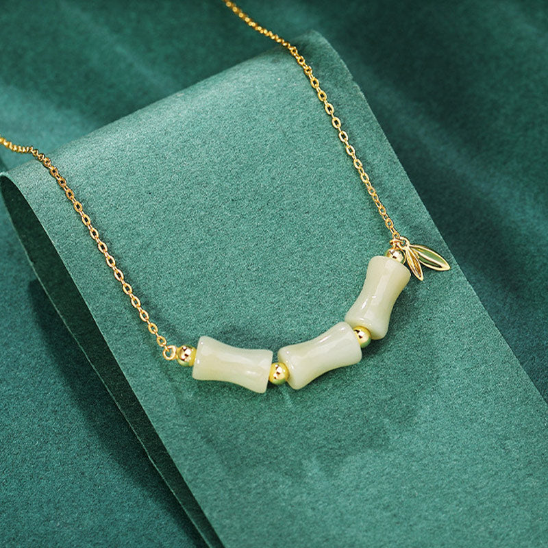 Jade Bambus Armband mit goldenen Perlen und Blattanhänger elegantes Design.