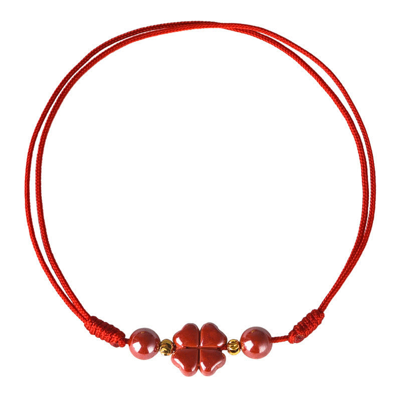 Rotes Armband Zinnober Kleeblatt Liebe Segen elastisch Flachaufnahme