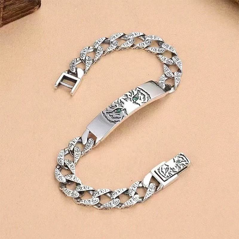 Silbernes Armband mit Tigermotiv und ornamentaler Kettengliederung elegant.