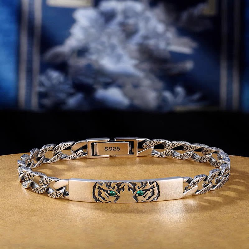 Silbernes Armband mit Tigerauge Motiv und verzierter Kette elegant.
