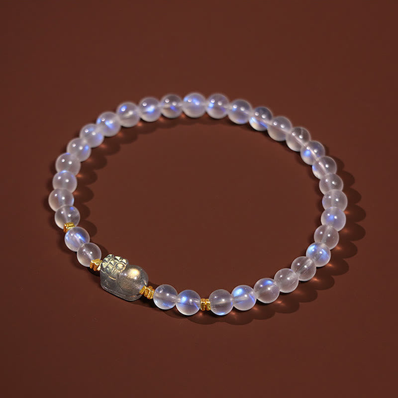 Mondstein Armband mit Pixiu Anhänger 925 Silber elegant getragen