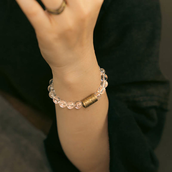 Armband Weißer Kristall – Schutz mit goldener Perle elastisch getragen