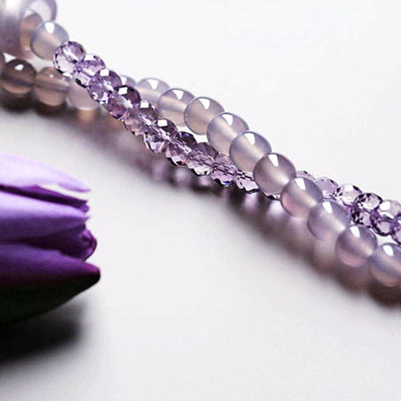 Amethyst Kristall Armband am Handgelenk mit lila Stoff elegant getragen