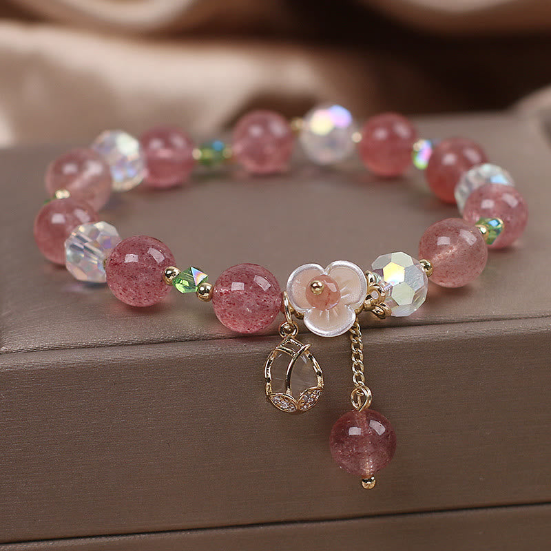 Armband Erdbeerquarz Fluorit Heilung rosa Perlen Blütenanhänger elegant.