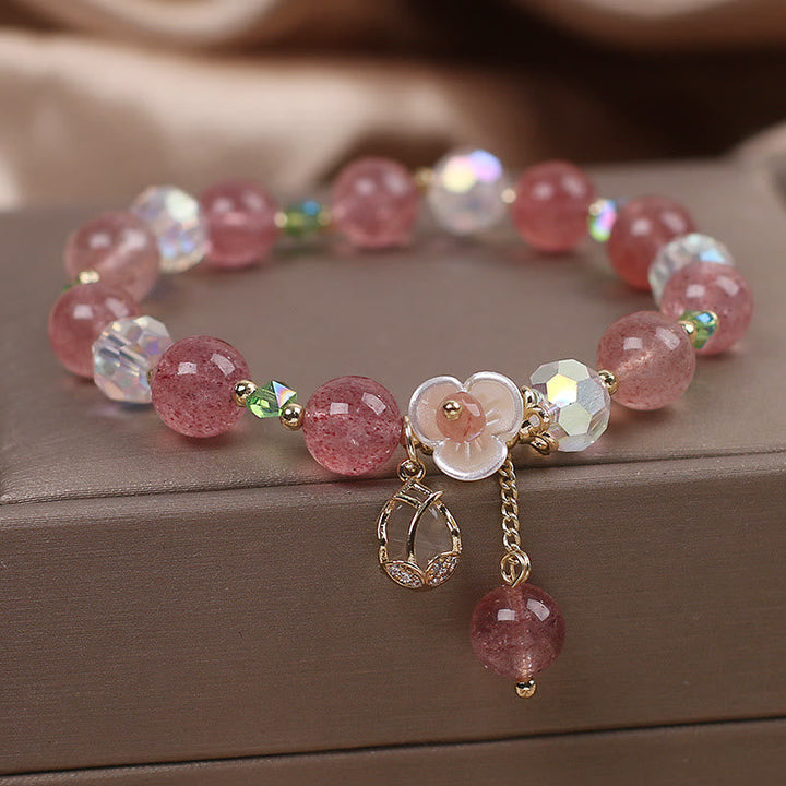 Armband Erdbeerquarz Fluorit Heilung rosa Perlen Blütenanhänger elegant.