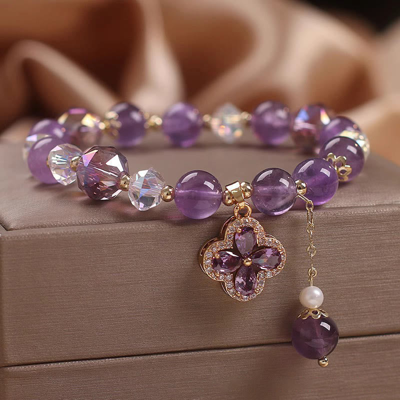 Amethyst Kristall Armband mit Kleeblatt Charm und Perle elegant.