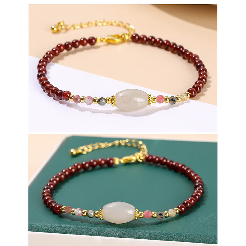 Armband Granat Jade mit weißem Mittelteil elegant getragen