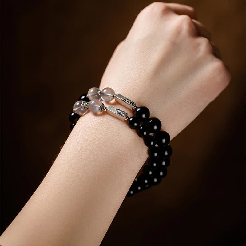 Mondstein Armband 925 Silber mit schwarzen Perlen elegantly getragen