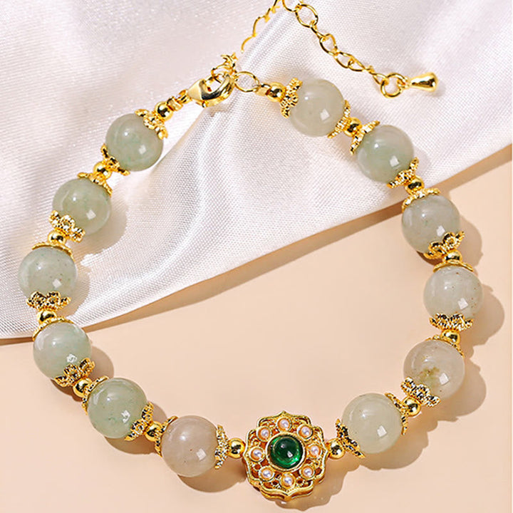 Jade Armband mit goldenen Perlen und grünem Edelstein elegant.