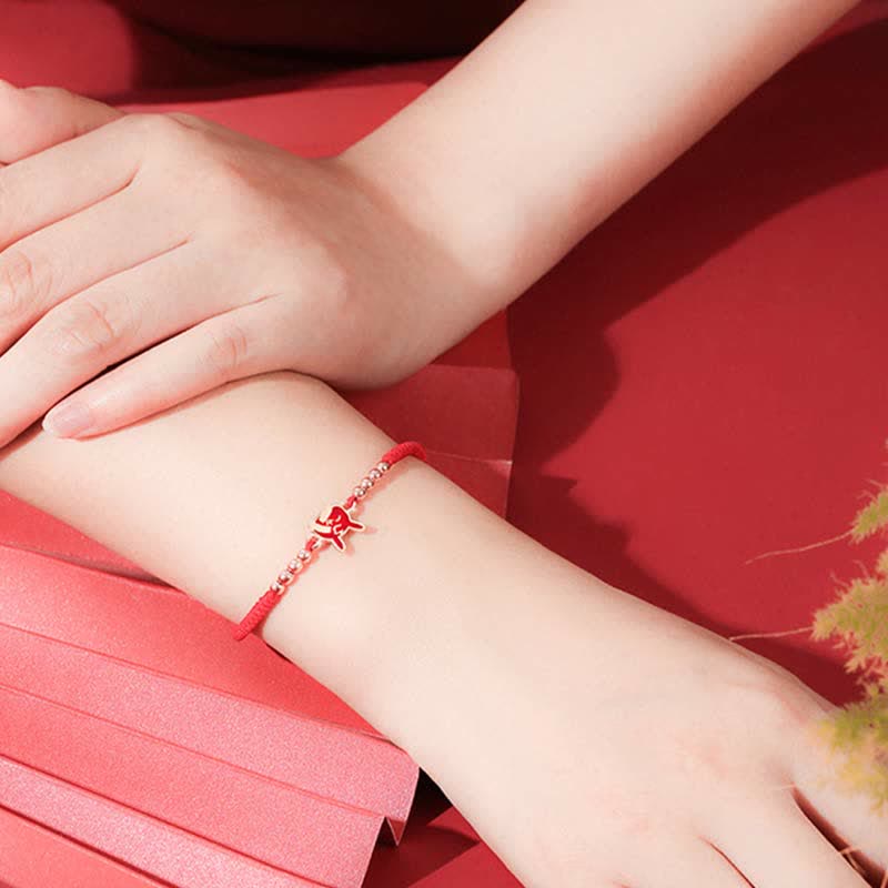 Rotes Armband 925 Silber Chinesisches Tierkreis am Handgelenk getragen.