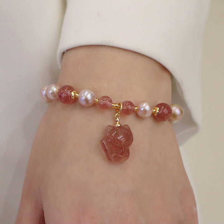 Armband Erdbeerquarz Perle Fuchs elastisch Naturstein Handgelenk getragen Heilung
