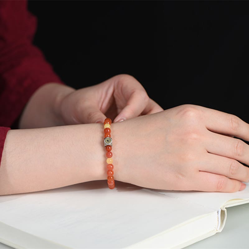 Armband 925 Silber Roter Achat Chinesisches Tierkreis am Handgelenk getragen