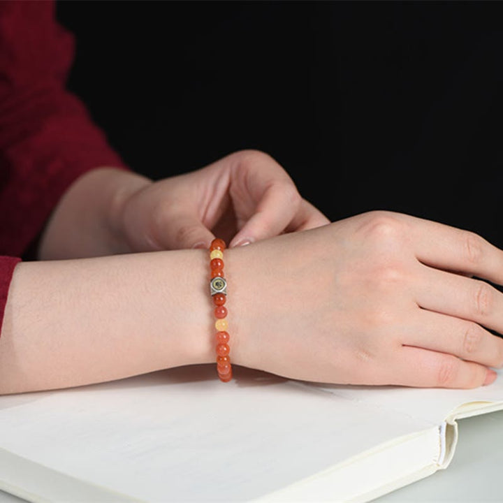 Armband 925 Silber Roter Achat Chinesisches Tierkreis am Handgelenk getragen