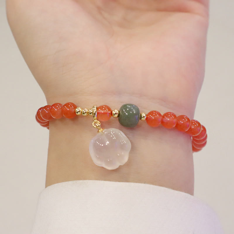Armband Roter Achat Jade mit Katzenaugen Anhänger Handgelenk getragen