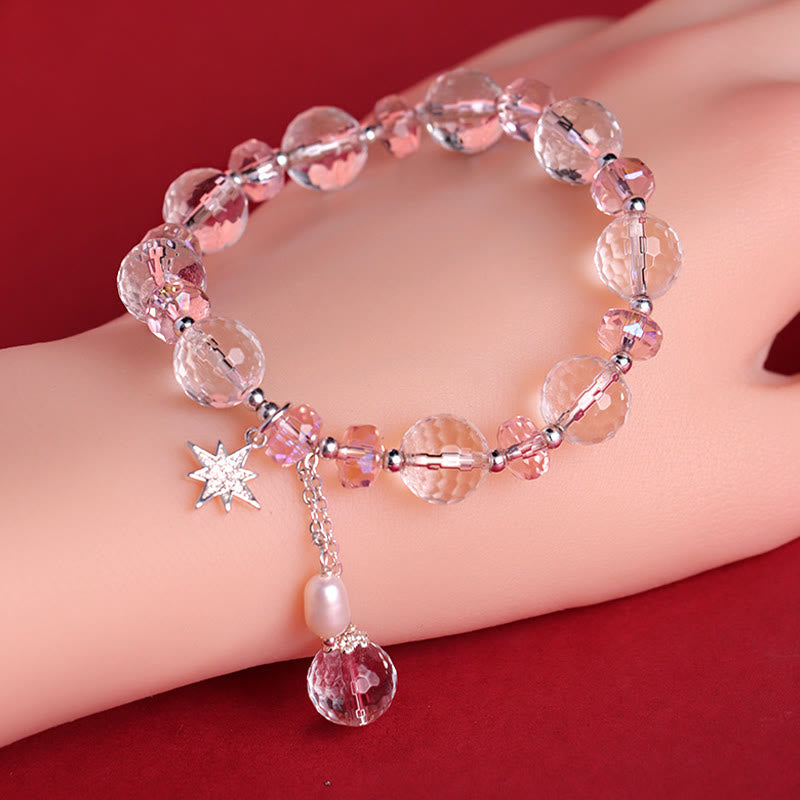 Rosafarbenes Kristall Armband mit weißem Stern Anhänger elegant getragen