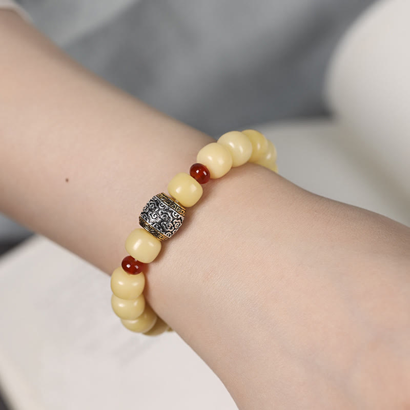 Armband Bodhi Fu-Zeichen mit cremefarbenen Perlen und roten Achatsteinen elegant.