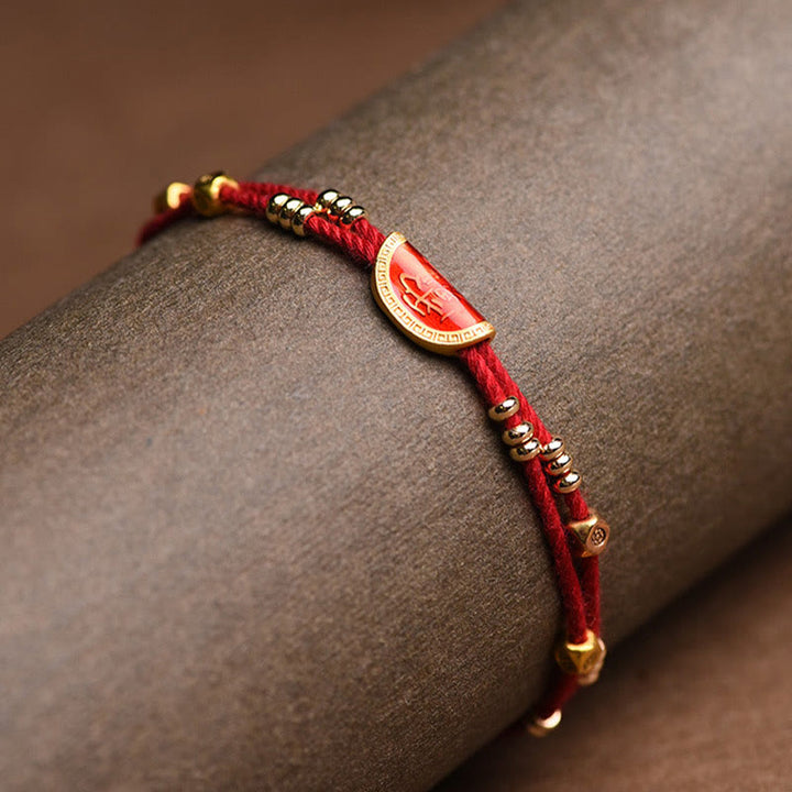 Armband Zinnober – Glück rotes Seidenstoff goldene Perlen Anhänger