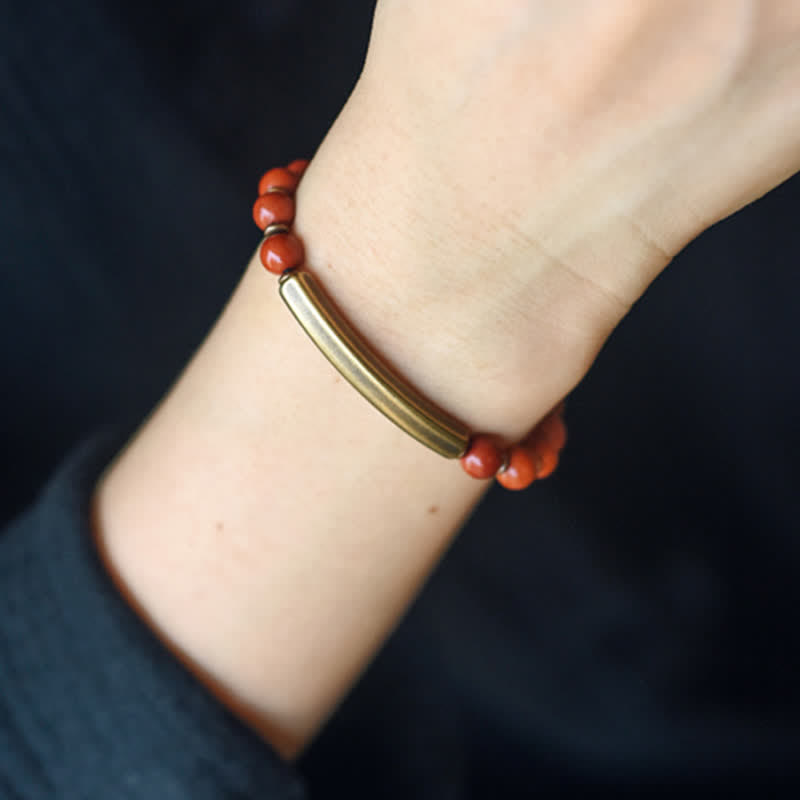 Rotes Achat Armband mit Metallröhre am Handgelenk getragen elegant