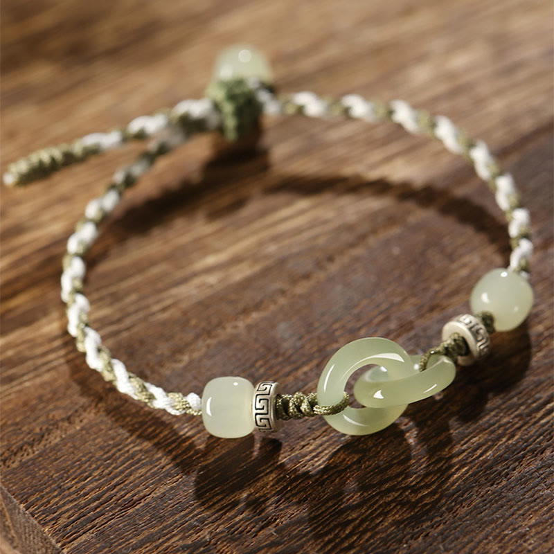 Jade Armband am Handgelenk, grüne Steine, ethnisches Design, elastisch.