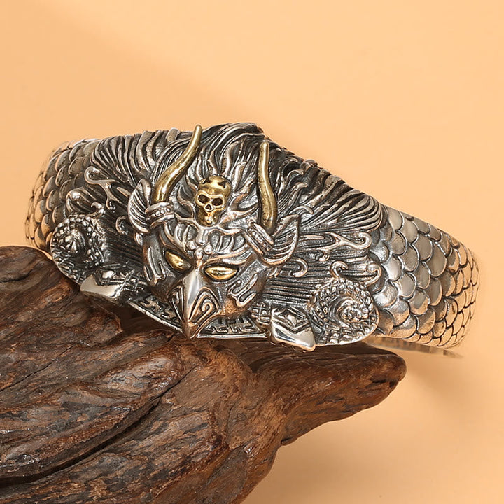 Tibetisches Garuda Vogel Armband Silber Schutz Weisheit auf Holz.