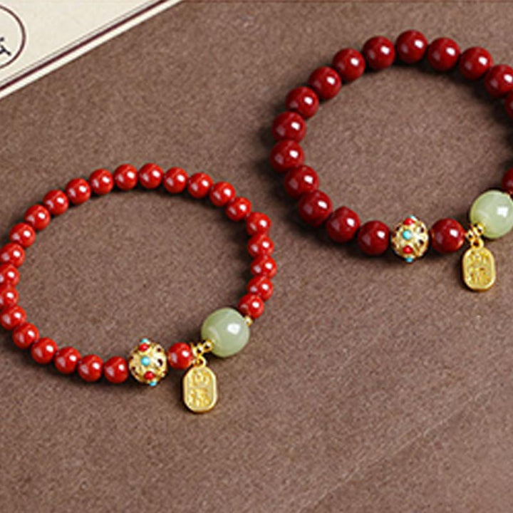 Rotes Armband Grüner Aventurin Zinnober auf braunem Hintergrund, zwei Exemplare