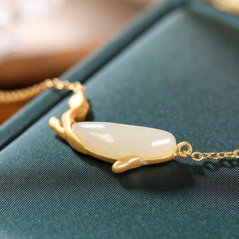 Delfin Anhänger weiße Jade Kette getragen