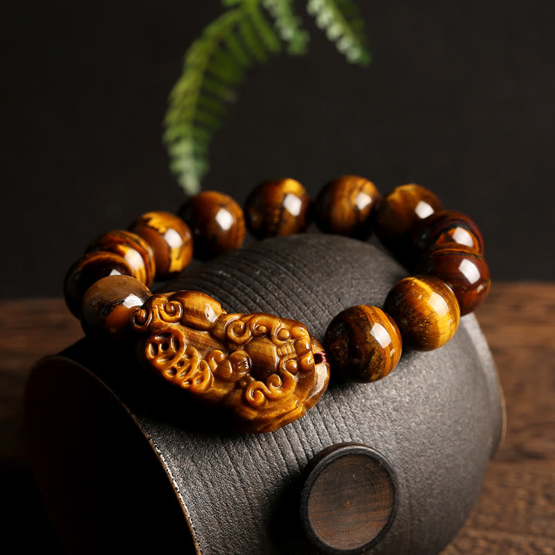 Armband Tigerauge – Wohlstand mit geschnitztem Pixiu Naturstein Nahaufnahme