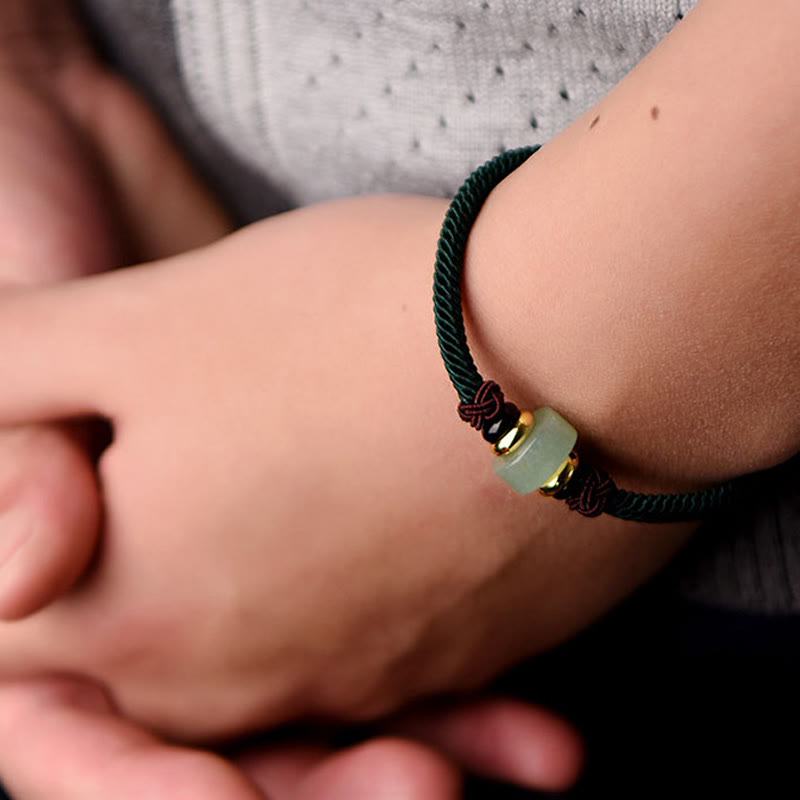 Armband Grüner Aventurin am Handgelenk mit goldenem Verschluss getragen