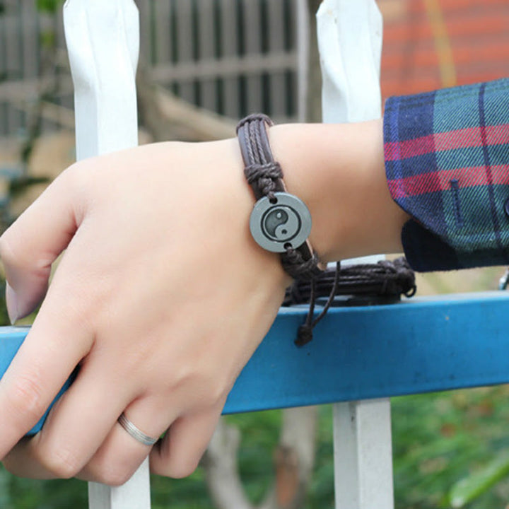 Armband Yin Yang – Harmonie am Handgelenk mit grauem Seil getragen