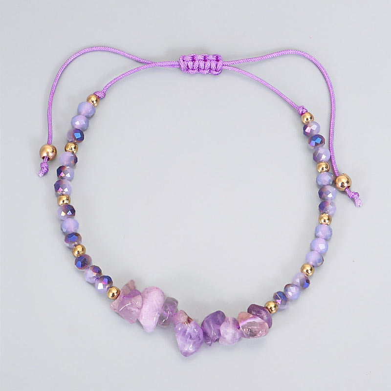 Amethyst Armband Purify Knit mit lila Natursteinen und goldfarbenen Perlen.
