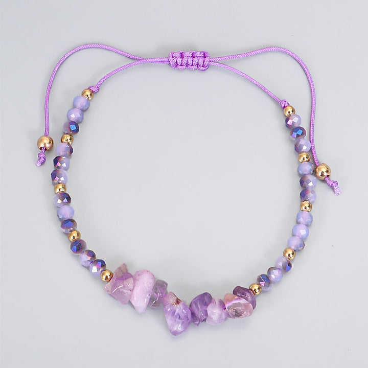 Amethyst Armband Purify Knit mit lila Natursteinen und goldfarbenen Perlen.