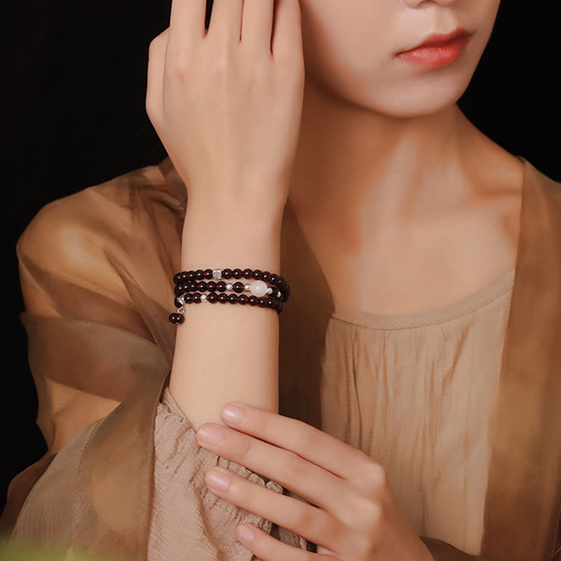 Granat Armband mehrreihig am Handgelenk getragen elegantes Design dunkelrot
