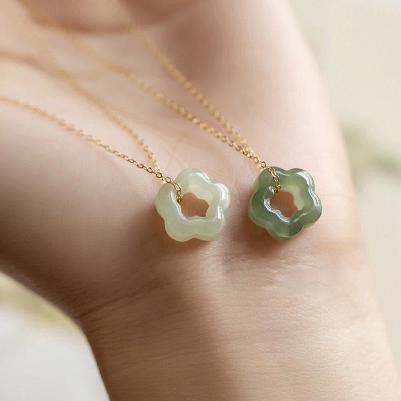 Kette Jade Blume grün weiß Anhänger Naturstein Blütenform Hals getragen