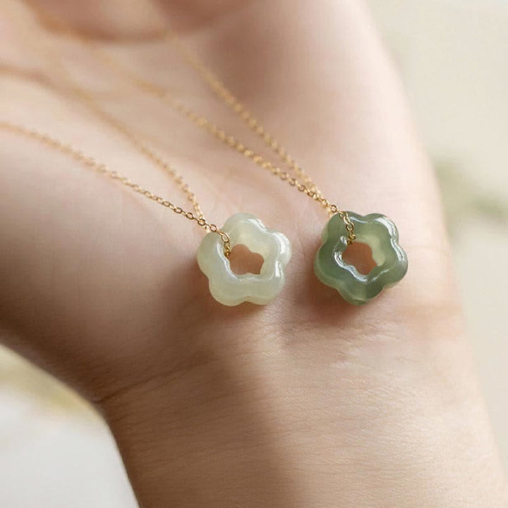 Kette Jade Blume grün weiß Anhänger Naturstein Blütenform Hals getragen
