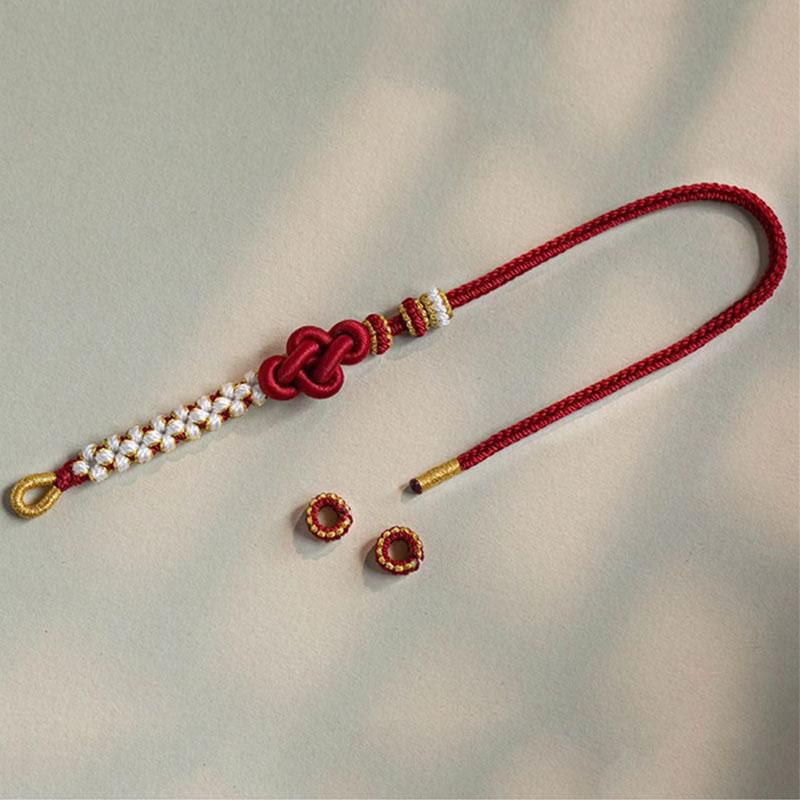 Rotes Armband Pfirsichblüte mit Perlen und goldenen Akzenten elegantly displayed.
