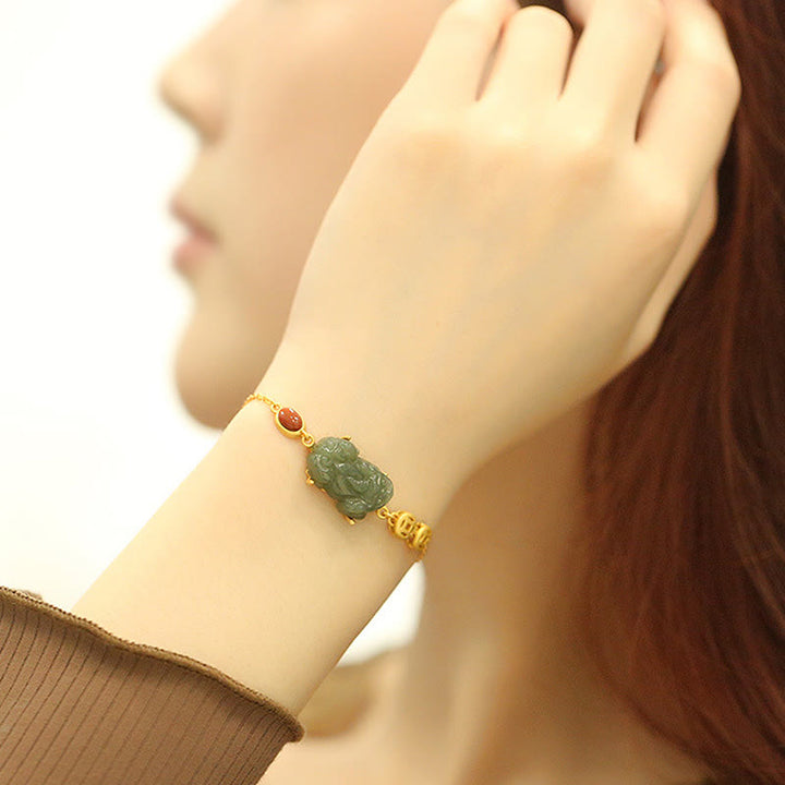 Armband Cyan Jade Roter Achat Pixiu am Handgelenk getragen elegant