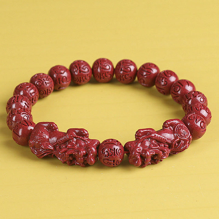 Zinnober Armband mit Om Mani Padme Hum Perlen und Pixiu Perlen elastisch.