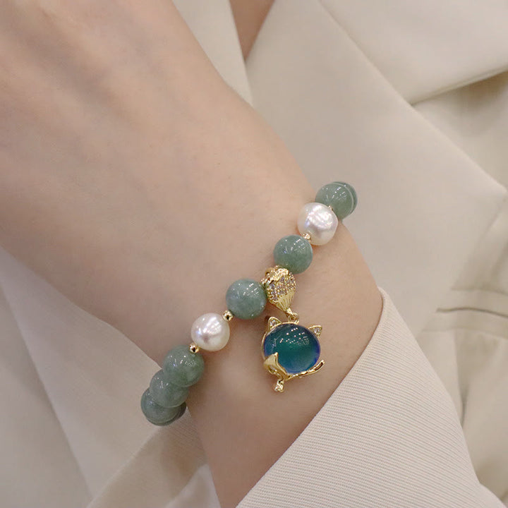 Armband Perle Jade Fuchs Glück grüner Stein elegant getragen Handgelenk