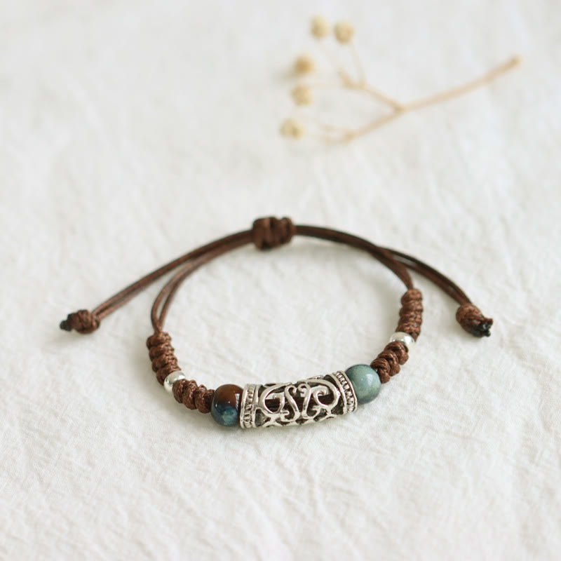 Armband – Wohlstand aus Schnur mit grünen Steinen und Silberverzierung