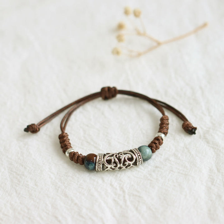 Armband – Wohlstand aus Schnur mit grünen Steinen und Silberverzierung