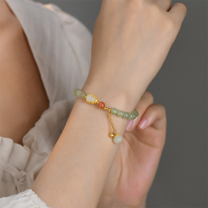Jade Lotus Armband mit farbigen Steinen elegant am Handgelenk getragen