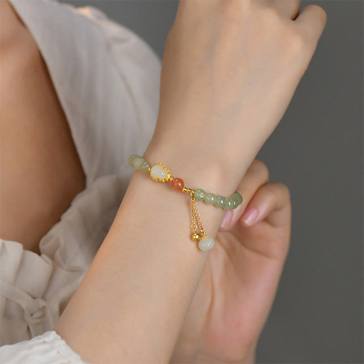 Jade Lotus Armband mit farbigen Steinen elegant am Handgelenk getragen