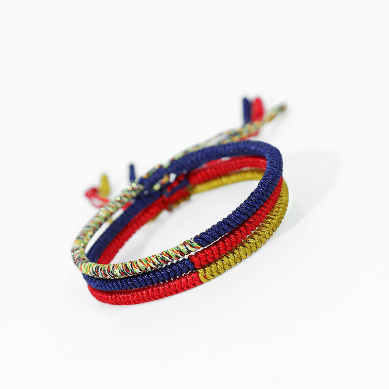 Tibetisches buntes geflochtenes Armband mit Knoten auf weißem Hintergrund.