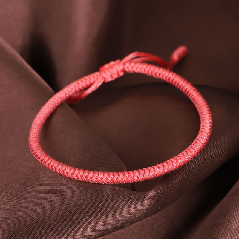 Rotes geflochtenes Armband Tibet Knoten Schutz elastisch tragbar.