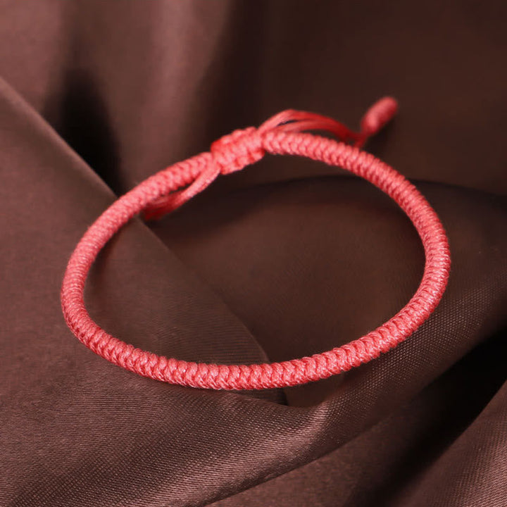 Rotes geflochtenes Armband Tibet Knoten Schutz elastisch tragbar.