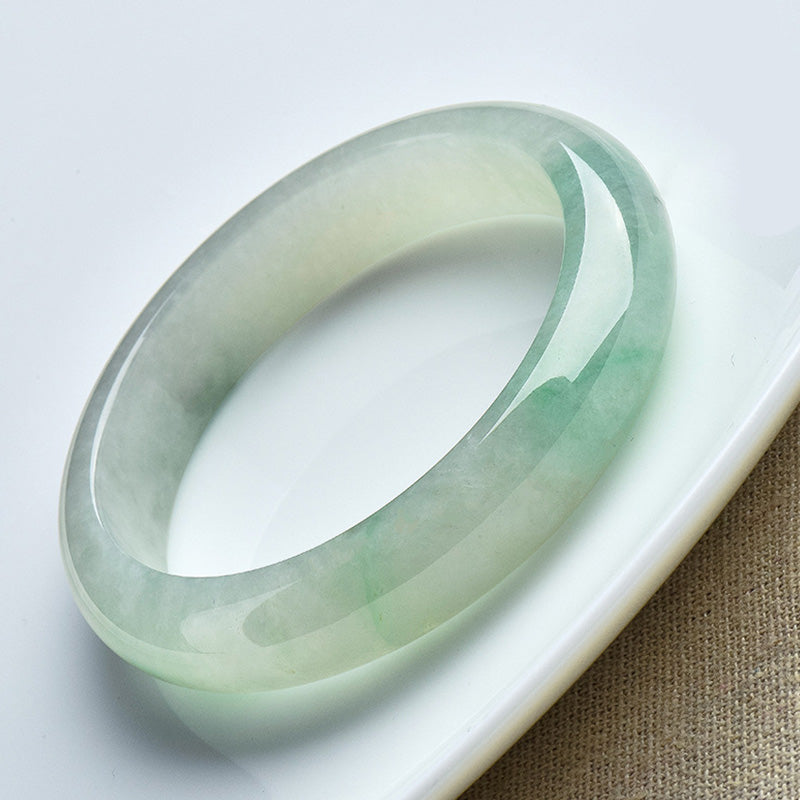 Jade Armband in hellem Grün mit natürlichen Mustern elegant.