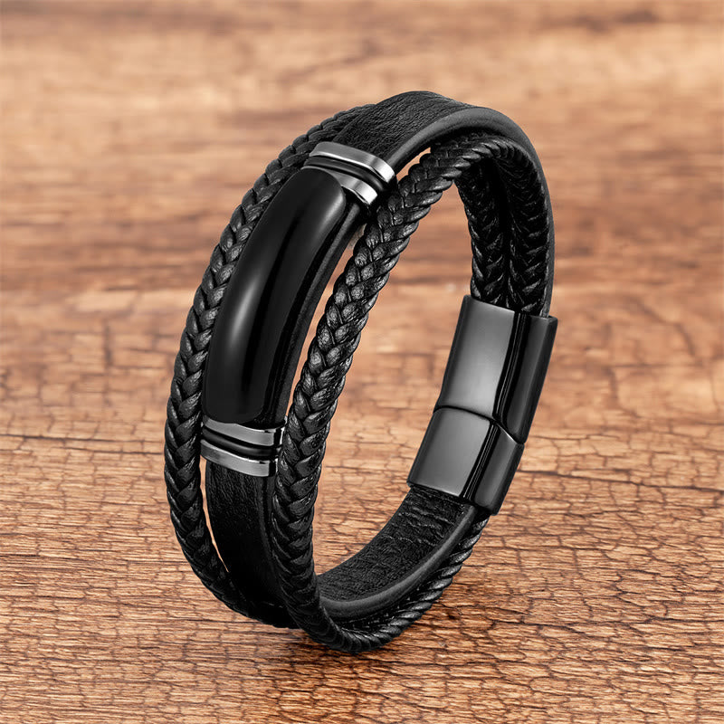 Schwarzes Leder Armband mit Magnetverschluss auf Holzoberfläche Nahaufnahme